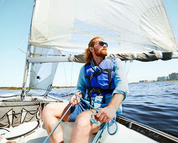 Mann auf Segelboot