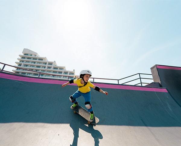 Mädchen auf Skateboard